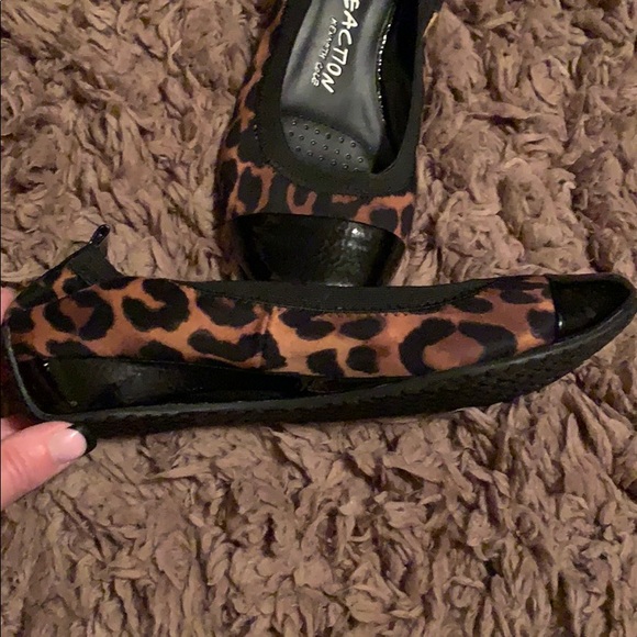 Kenneth Cole leopard flats for women - Picture 3 of 5